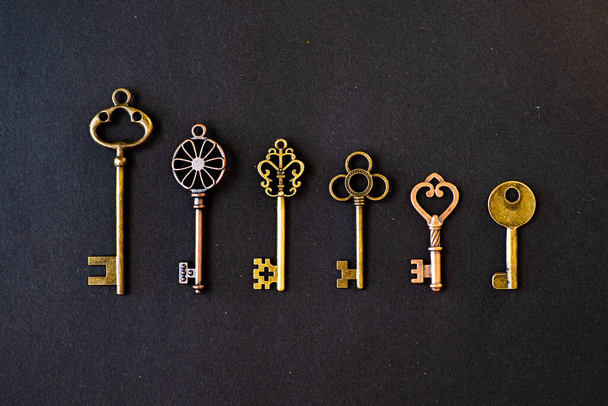 Many different old keys from different locks, in order in a line, flat lay. - Foto, afbeelding