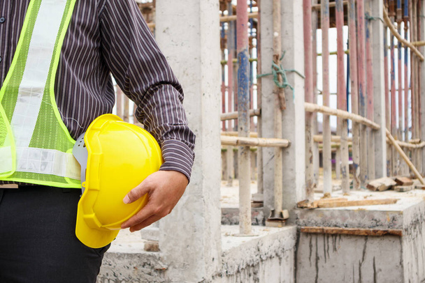 Azji biznes człowiek budowlany inżynier pracownik z ochronnym hełmem na budowie domu - Zdjęcie, obraz