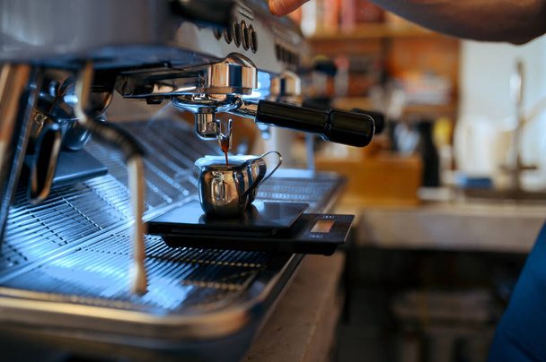 Barista 'nın işyeri, kafede kahve makinesi, kimse yok. Taze espresso hazırlamak için bar ekipmanları, profesyonel kafeterya aletleri. - Fotoğraf, Görsel