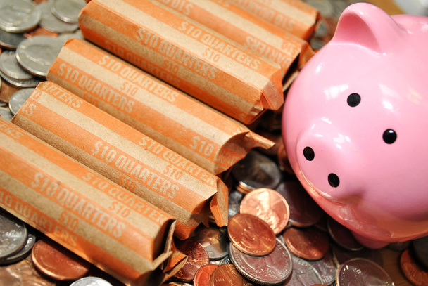 kwartalen op munten met een roze piggy bank - Foto, afbeelding