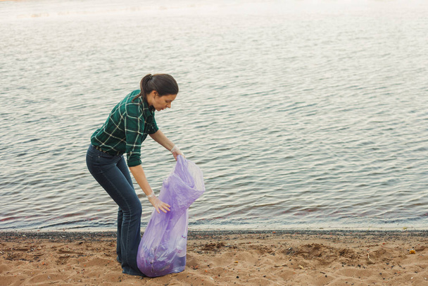 Nettoyage des ordures, bénévolat. Prendre soin de la nature. Les gens ont laissé beaucoup de déchets plastiques sur la plage - Photo, image