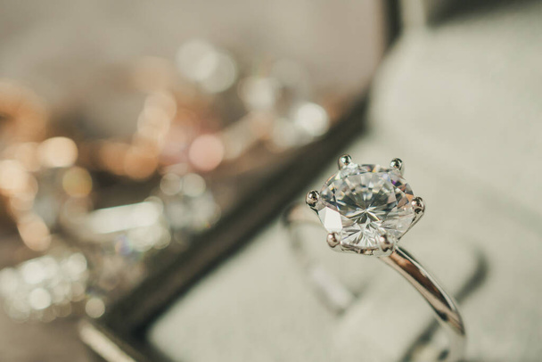 anel de diamante de noivado de luxo na caixa de presente de jóias - Foto, Imagem