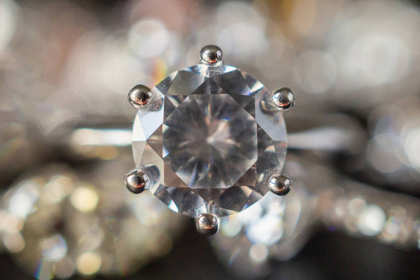 Joyas anillos de diamantes engastados sobre fondo negro de cerca - Foto, imagen