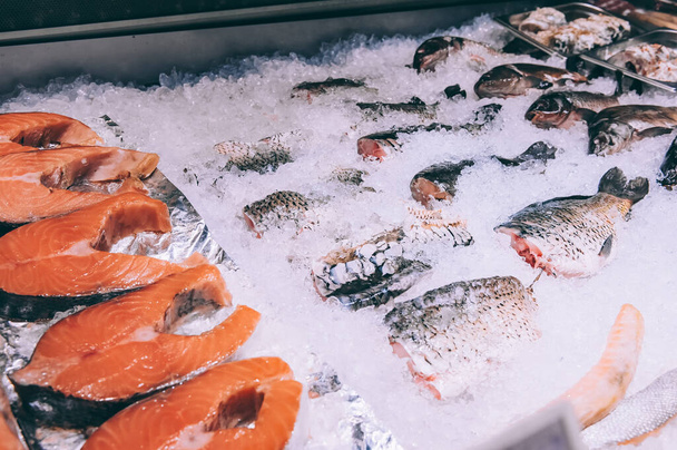 Fish with ice in the refrigerator in the supermarket - Valokuva, kuva