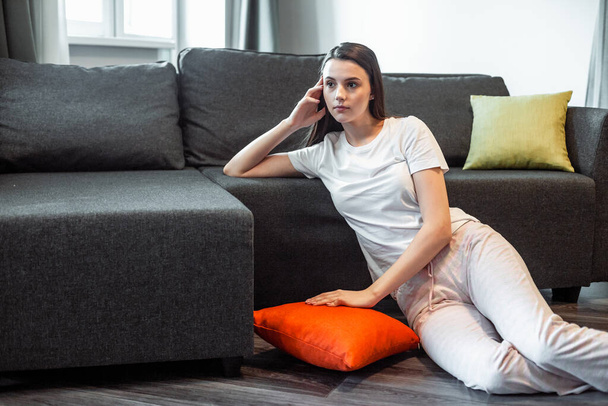 Young woman pretty relaxing on couch in living room. Casual style indoor shoot - Fotoğraf, Görsel