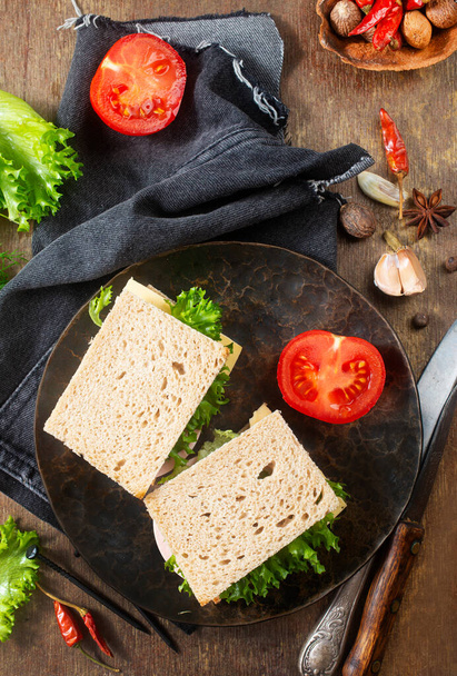 club sandwich- toasted sandwich with ham, tomato, lettuce and cucumber - Zdjęcie, obraz