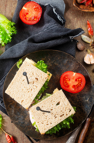 бутерброд с ветчиной, помидорами, салатом и огурцом - Фото, изображение