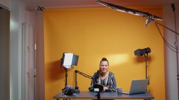 彼女のスタジオで新しいエピソードを記録するインフルエンサー - 映像、動画