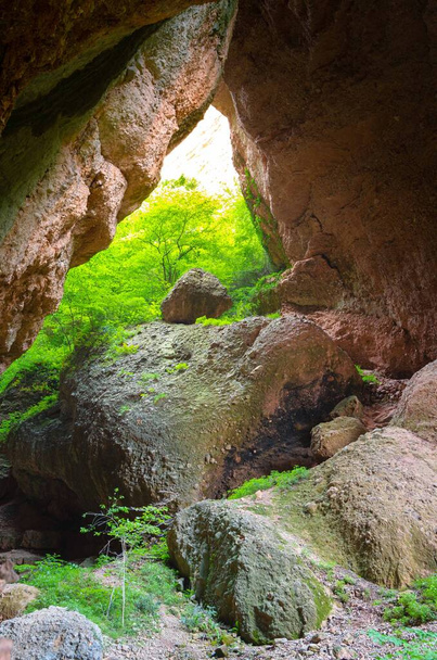 Cueva en la naturaleza en la selva tropical con una roca, agujero en la montaña en el bosque, España - Foto, Imagen