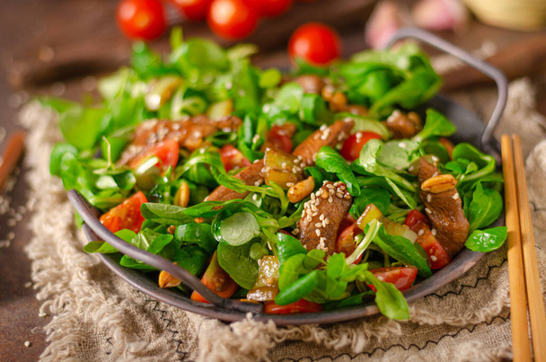 Delicious and simple salad with thai chicken with sesame - Photo, image