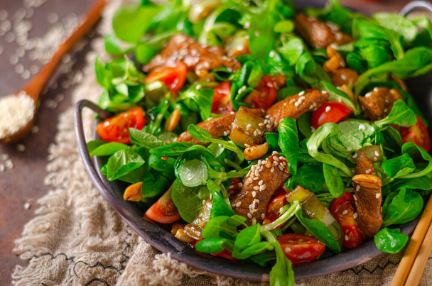 Delicious and simple salad with thai chicken with sesame - Photo, image