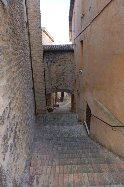 schody w zabytkowym centrum średniowiecznego miasta spoleto umbria italiy - Zdjęcie, obraz