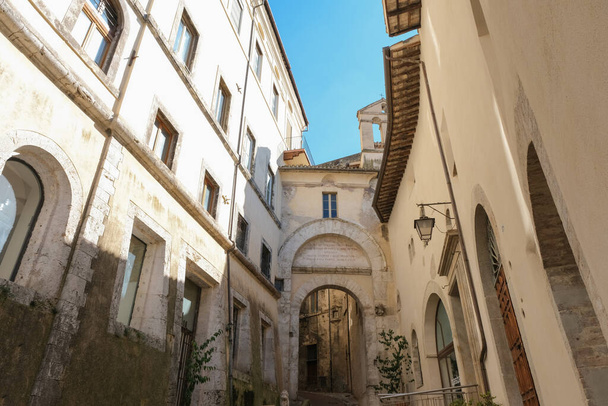 aleja z łukiem w zabytkowym centrum średniowiecznego miasta spoleto umbria italiy - Zdjęcie, obraz