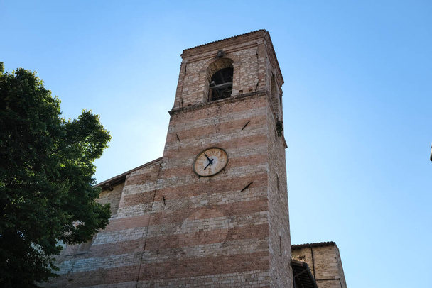 starożytna dzwonnica w zabytkowym centrum średniowiecznego miasta spoleto umbria italiy - Zdjęcie, obraz