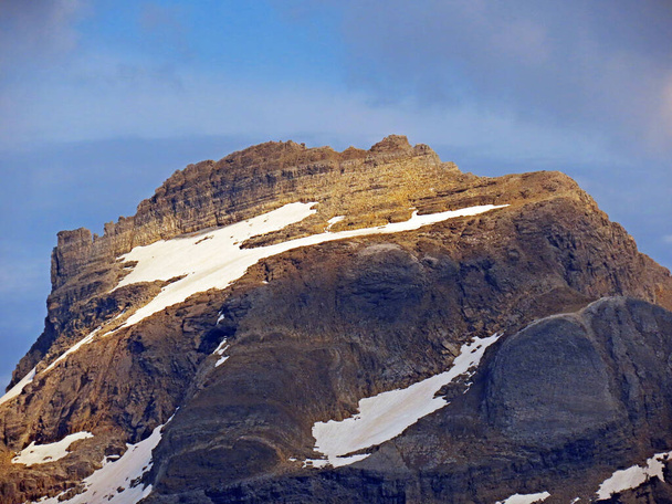 Alpine peak Maeren (or Maren) between the Gantel (Gaentel) and Gadmertal valleys in the Uri Alps massif, Gadmen - Canton of Bern, Switzerland (Kanton Bern, Schweiz) - Foto, Imagem