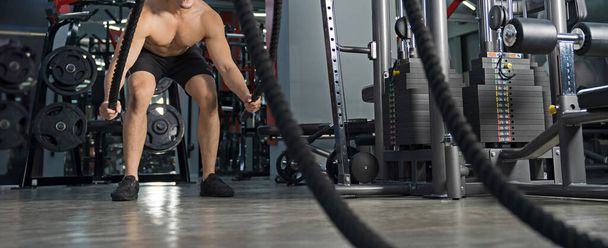 Man working out with battle lines at gym, Trening funkcjonalny, Sport fitness training, Styl życia ludzi pojęcie - Zdjęcie, obraz