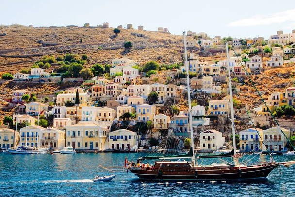 Griekenland, eiland Symi, uitzicht op de stad Symi. - Foto, afbeelding