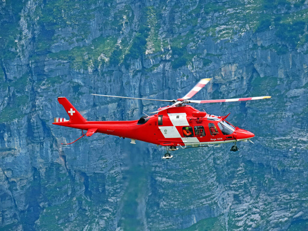 Rega - Swiss Air-Rescue oder Swiss Air-Ambulance Helikopter - Die Rega Rettungshelikopter (Rettungsflugwacht und Garde Aerinne), Innertkirchen - Kanton Bern, Schweiz) - Foto, Bild