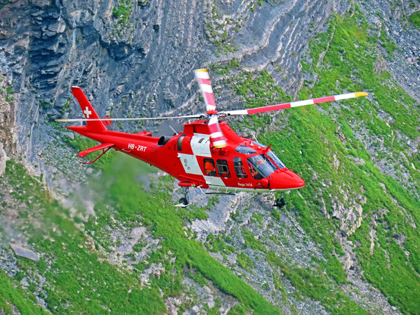 Rega - Swiss Air-Rescue of Swiss Air-Ambulance Helicopter - Die Rega Rettungshelikopter (Rettungsflugwacht und Garde Aerinne), Innertkirchen - kanton Bern, Zwitserland (Kanton Bern, Schweiz) - Foto, afbeelding