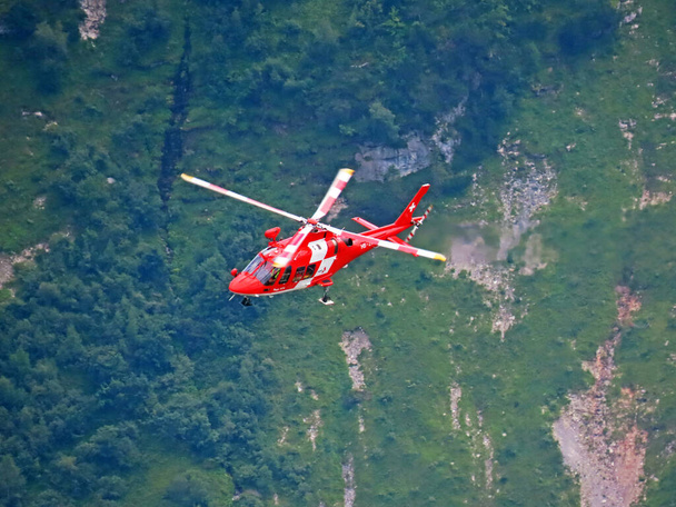 Rega - Swiss Air-Rescue o Swiss Air-Ambulance Helicopter - Die Rega Rettungshelikopter (Rettungsflugwacht und Garde Aerinne), Innertkirchen - Cantón de Berna, Suiza (Kanton Bern, Schweiz) - Foto, Imagen