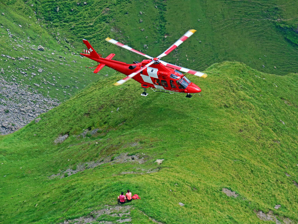 Rega - Swiss Air-Rescue of Swiss Air-Ambulance Helicopter - Die Rega Rettungshelikopter (Rettungsflugwacht und Garde Aerinne), Innertkirchen - kanton Bern, Zwitserland (Kanton Bern, Schweiz) - Foto, afbeelding