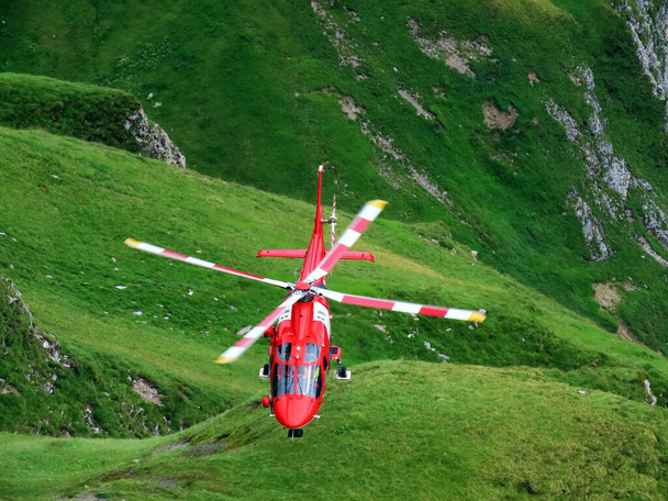 Rega - Swiss Air-Rescue o Swiss Air-Ambulance Helicopter - Die Rega Rettungshelikopter (Rettungsflugwacht und Garde Aerinne), Innertkirchen - Cantón de Berna, Suiza (Kanton Bern, Schweiz) - Foto, Imagen
