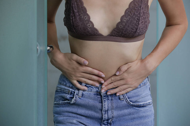 Žena trpící bolestivou bolestí břicha, chronickou gastritidou nebo nadýmáním břicha - Fotografie, Obrázek