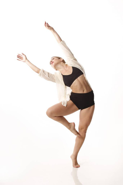 Dançarina jovem no estúdio - Foto, Imagem