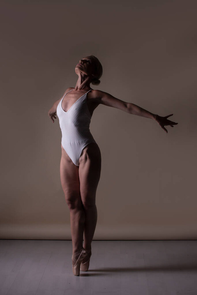 Ballerina-Tanz auf beigem Hintergrund - Foto, Bild