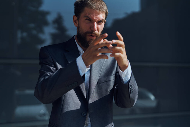 Homme d'affaires en costume gestes avec les émotions de la main en plein air style de vie - Photo, image