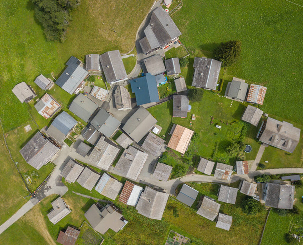 Vista aérea dos edifícios da área residencial no subúrbio europeu. Viver na Suíça. - Foto, Imagem