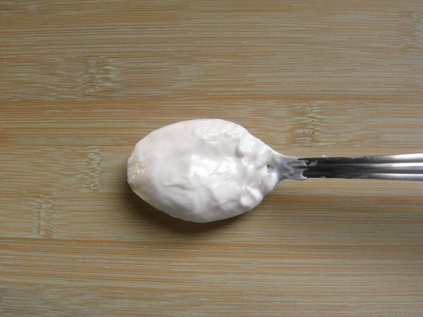Bílá barva Majonéza na nerezové lžíci - Fotografie, Obrázek