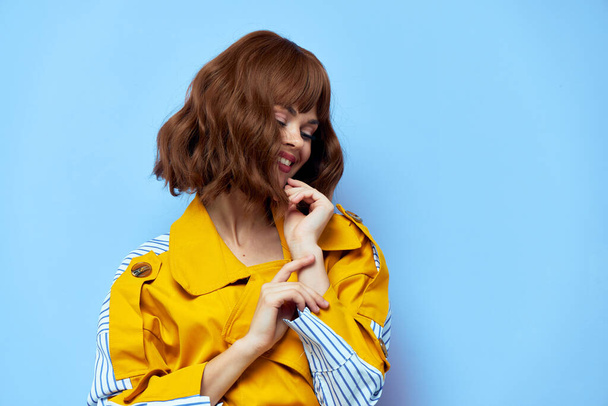 Брюнетка Красива GIF жовте пальто з кнопками яскравий макіяж
  - Фото, зображення