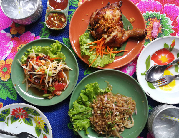 Som Tam Thai - тайский зеленый салат из папайи с курицей гриль - Фото, изображение