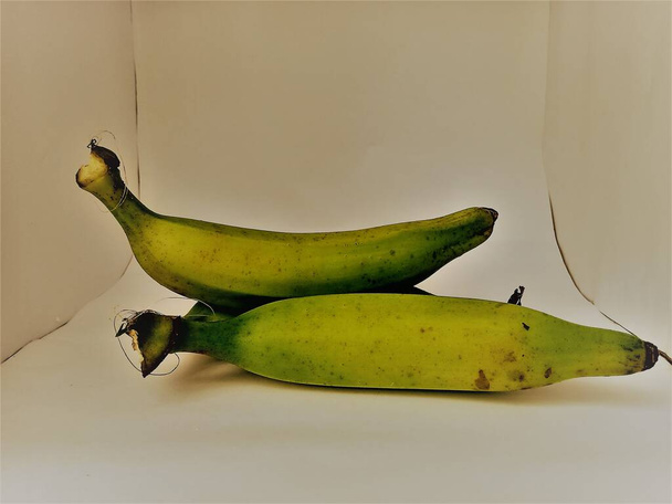 白地に隔離された2つのバナナ。バナナは自然界で清潔で新鮮です。その肌に黒いマークが付いています。 - 写真・画像