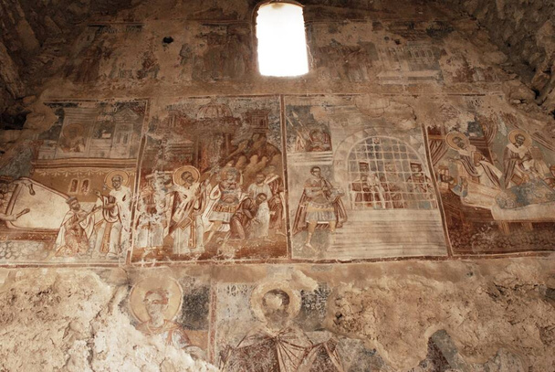 Rentoutunut fresko vanhan bysanttilaisen kirkon sisällä Laconian alueella, Etelä-Kreikassa. - Valokuva, kuva
