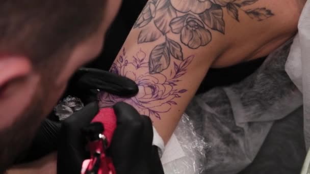 Καλλιτέχνης τατουάζ κάνει ένα τατουάζ σε ένα νεαρό χέρι κορίτσια. - Πλάνα, βίντεο