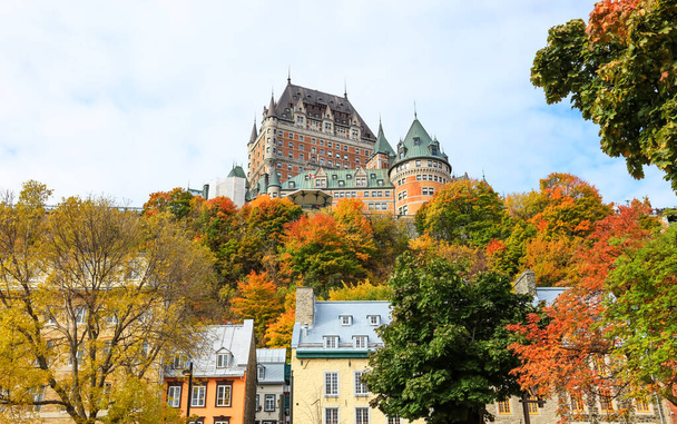 Quebec τοπίο της πόλης το φθινόπωρο του χρόνου με ιστορικά κτίρια - Φωτογραφία, εικόνα