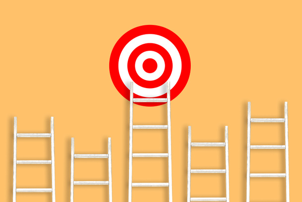 Белая лестница на оранжевом фоне и цель. Стремление к целям, успехам и достижениям. Карьерная лестница. Концепция лидерства в бизнесе и на работе. - Фото, изображение