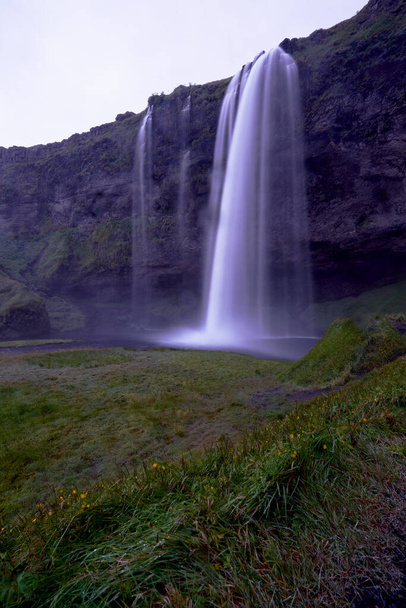 гарний краєвид водоспаду сельяландсфосс на землі. - Фото, зображення