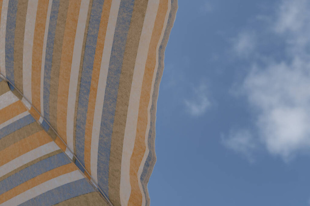 Paraguas de playa visto desde abajo silueta contra el cielo azul Conceptual de vacaciones, turismo, relajarse - Foto, Imagen