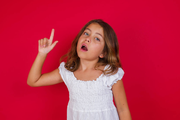 Little caucasian girl pointing finger up with successful idea. Exited and happy. Number one. - Fotoğraf, Görsel