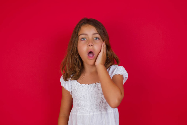 Little caucasian girl  with great surprisment being very stunned, astonished with unexpected news. Facial expressions concept. - Фото, зображення