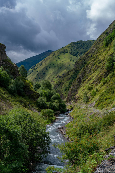 O Argun do rio da montanha em Upper Khevsureti, Geórgia. Viagens - Foto, Imagem