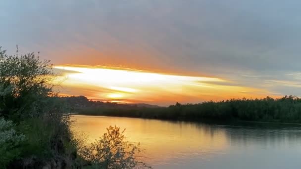 Ragyogó narancssárga naplemente az érintetlen folyó felett a tiszta természetben - Felvétel, videó
