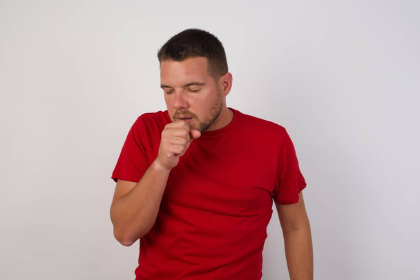 man die zich onwel voelt en hoest als symptoom van verkoudheid of bronchitis. Gezondheidszorgconcept. - Foto, afbeelding