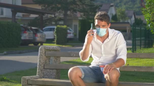 FECHAR UP: Guy fica irritado com a máscara protetora enquanto fala no telefone - Filmagem, Vídeo