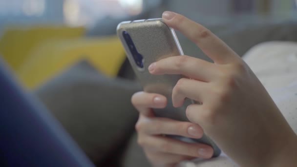 Gros plan mains de femme caucasienne inconnue assis en utilisant un téléphone mobile - Séquence, vidéo