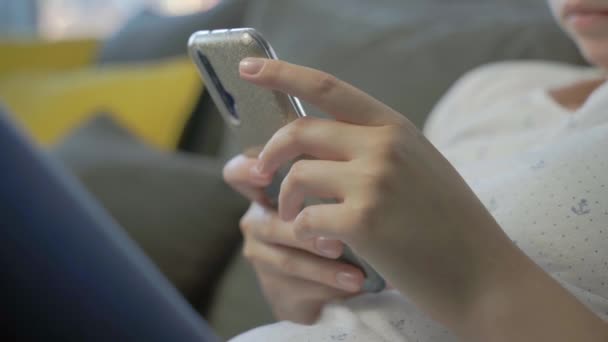 Zamknij ręce nieznanej białej kobiety siedzącej przy użyciu telefonu komórkowego - Materiał filmowy, wideo