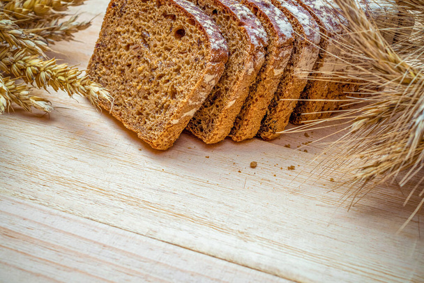 Geleneksel ekmek. Buğday tohumu kulaklı bir somun taze ekmek ya da ahşap desenli bir bitki. Çavdar ekmeği fırını. Fırın ürün etiketi için tasarım ögesi - Fotoğraf, Görsel